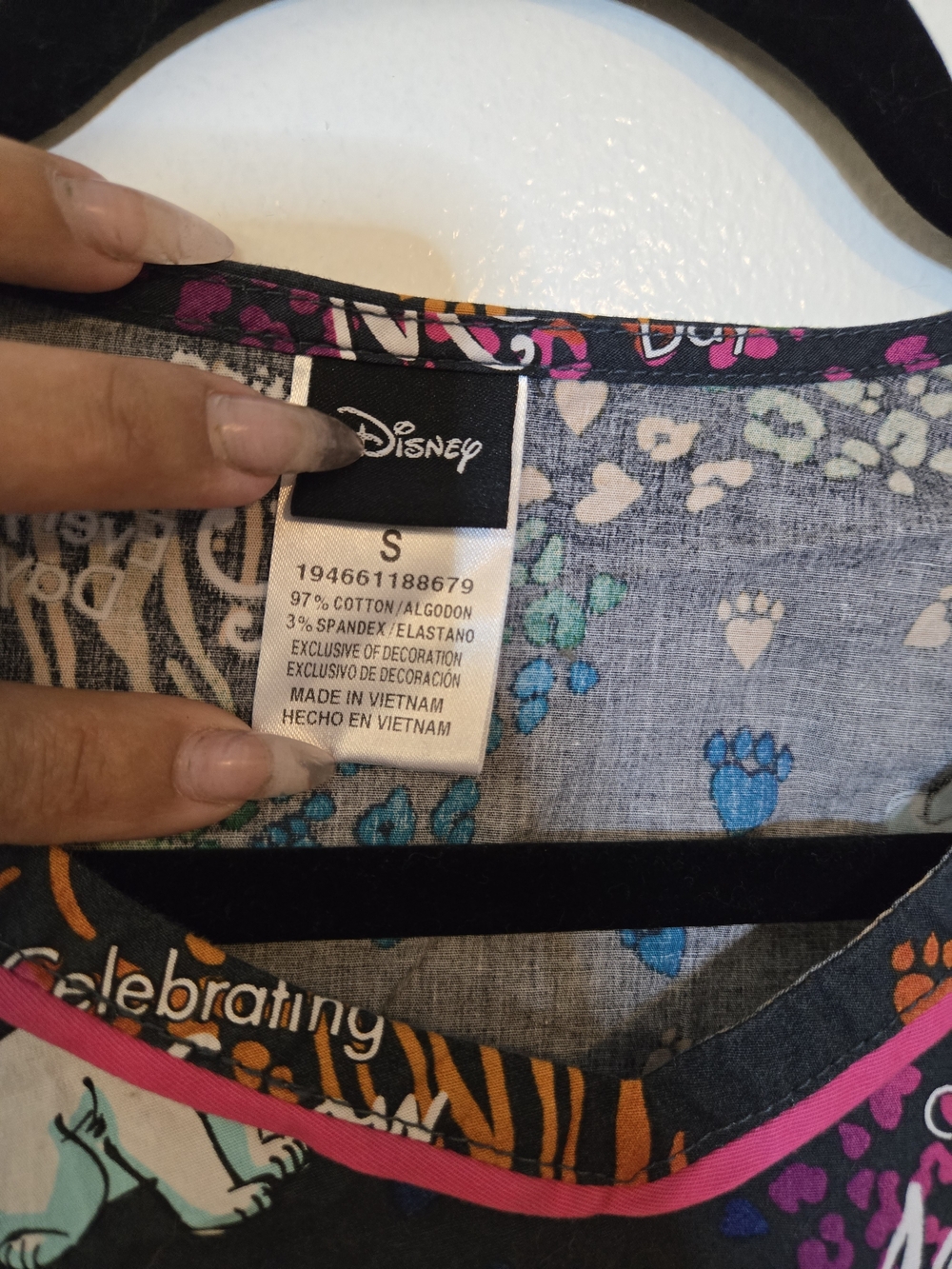 ARISTOCATS Scrub Top - Picture 3 of 3